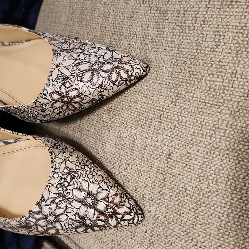 Gorgeous Marc Fisher Floral Lace Pointed Toe Block Heel Pumps in Cream and Black - Picture 3 of 7